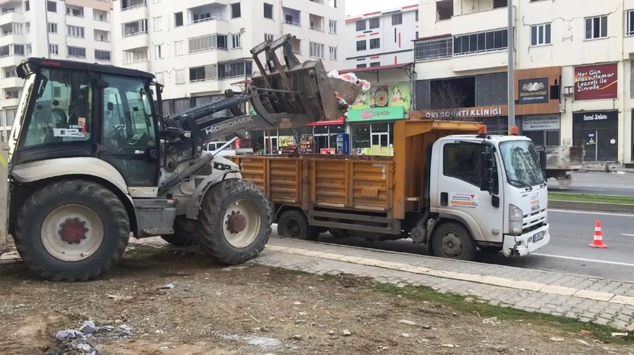 Caddeler Hafriyat Atıklarından Temizleniyor