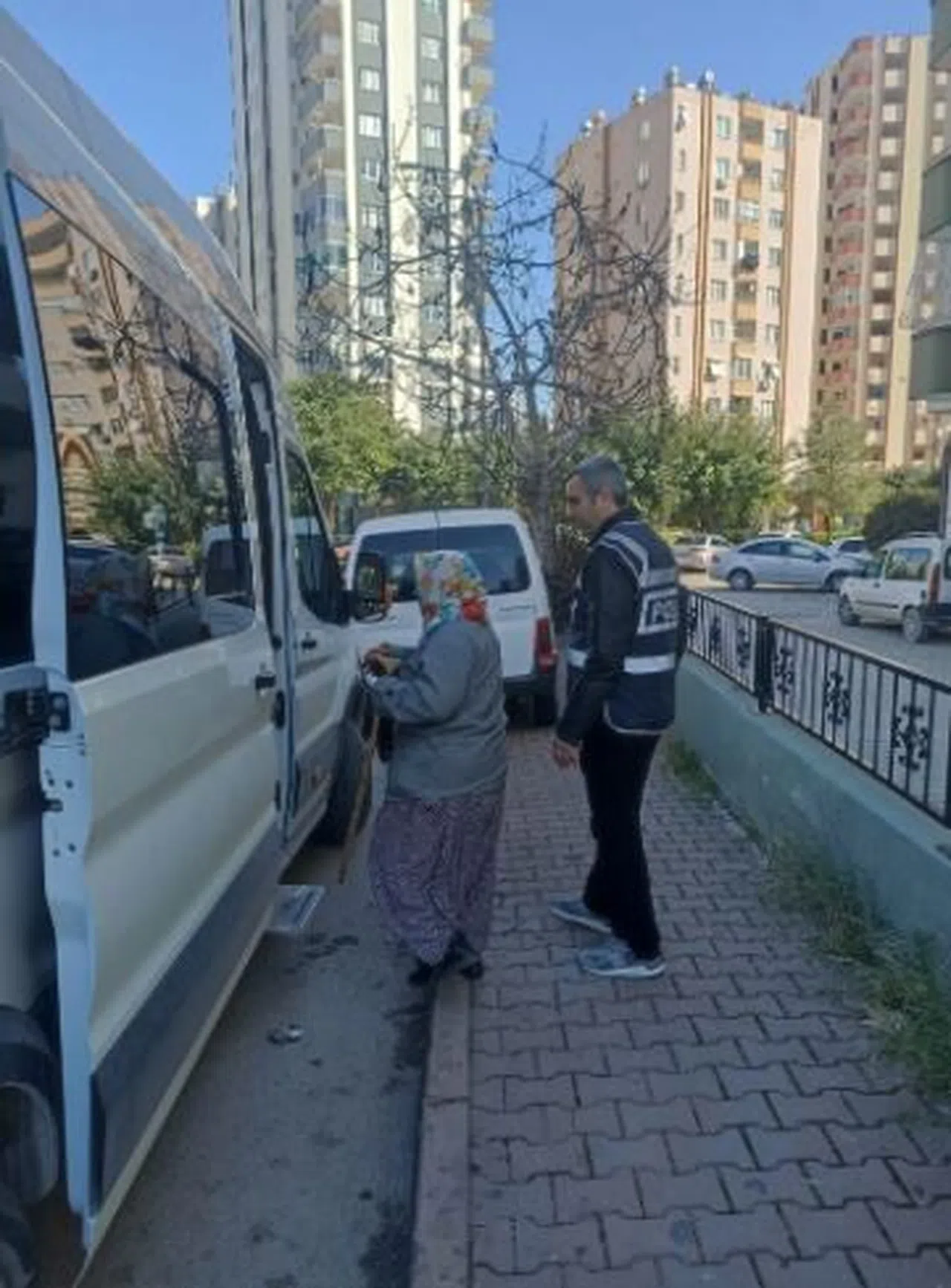 Camilerde dilenen kadınlar gözaltına alındı