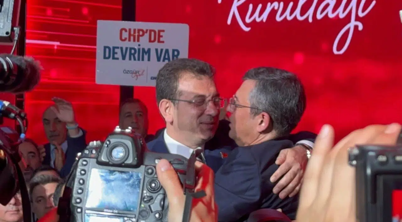 CHP Genel Başkanı Özel: "Salondan 130 milletvekilimizle el ele omuz omuza çıkıyorum"