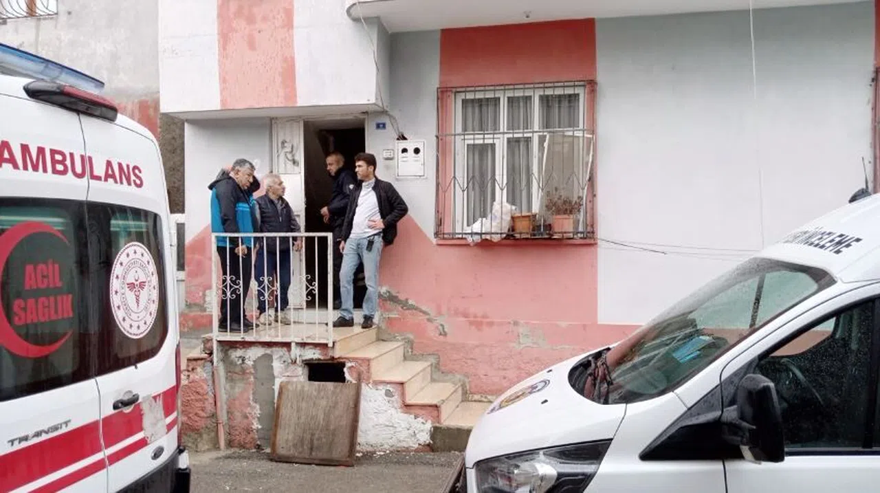 Cinnet geçiren şahıs, karısını öldürdü, annesini de ağır yaraladı