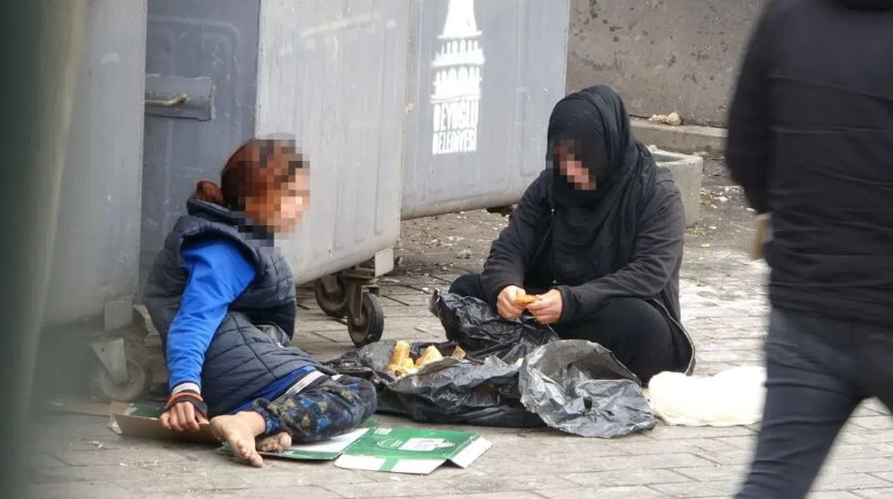Çöpten yemek yeme numarası yapan dilenciler yakayı ele verdi