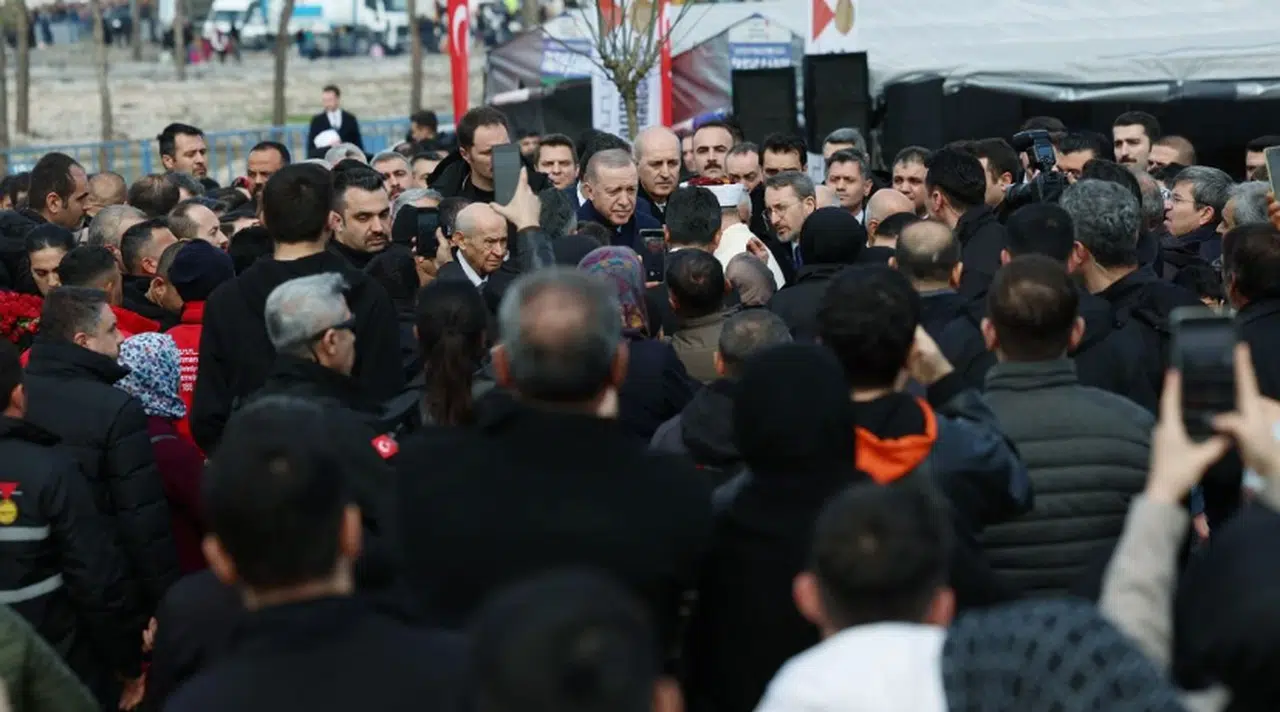 Cumhurbaşkanı Erdoğan, Kapıçam’da Deprem Şehitliği’ni Ziyaret Etti
