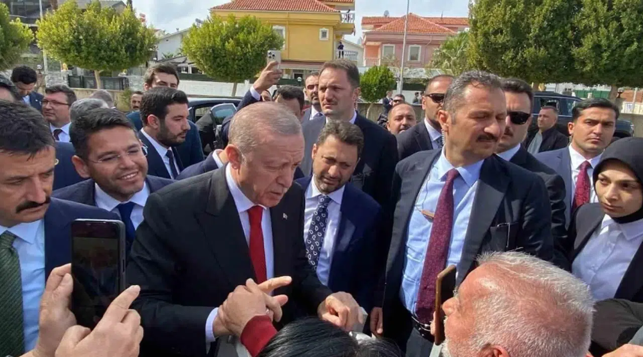 Cumhurbaşkanı Erdoğan'a cuma namazında vatandaşlardan sevgi seli