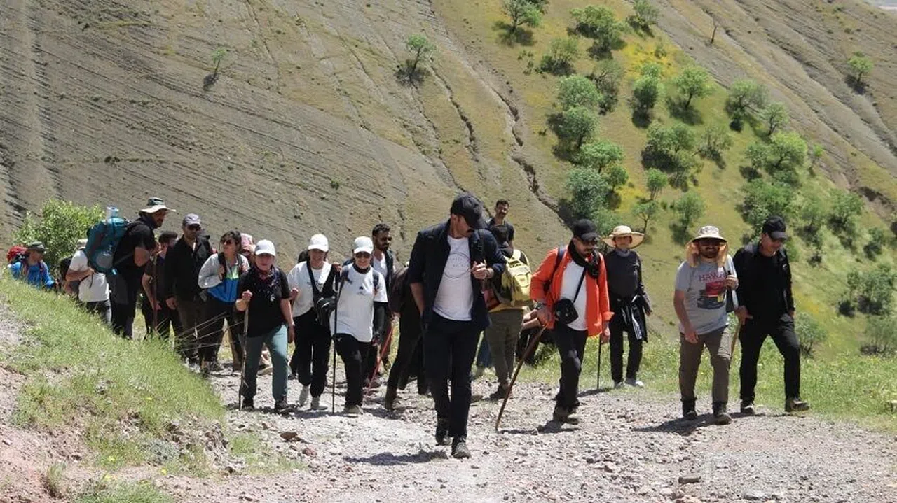 Dağcılar Irak sınırında doğa yürüyüşü yaptı