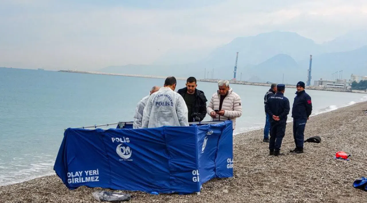 Deniz üzerinde yarı çıplak erkek cesedi bulundu