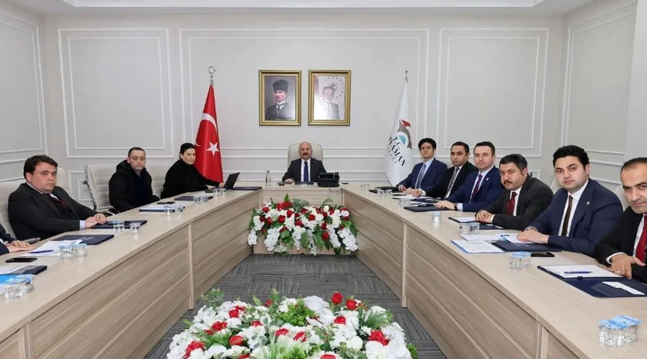 Deprem konutlarının alt ve üst yapı çalışmaları konuşuldu