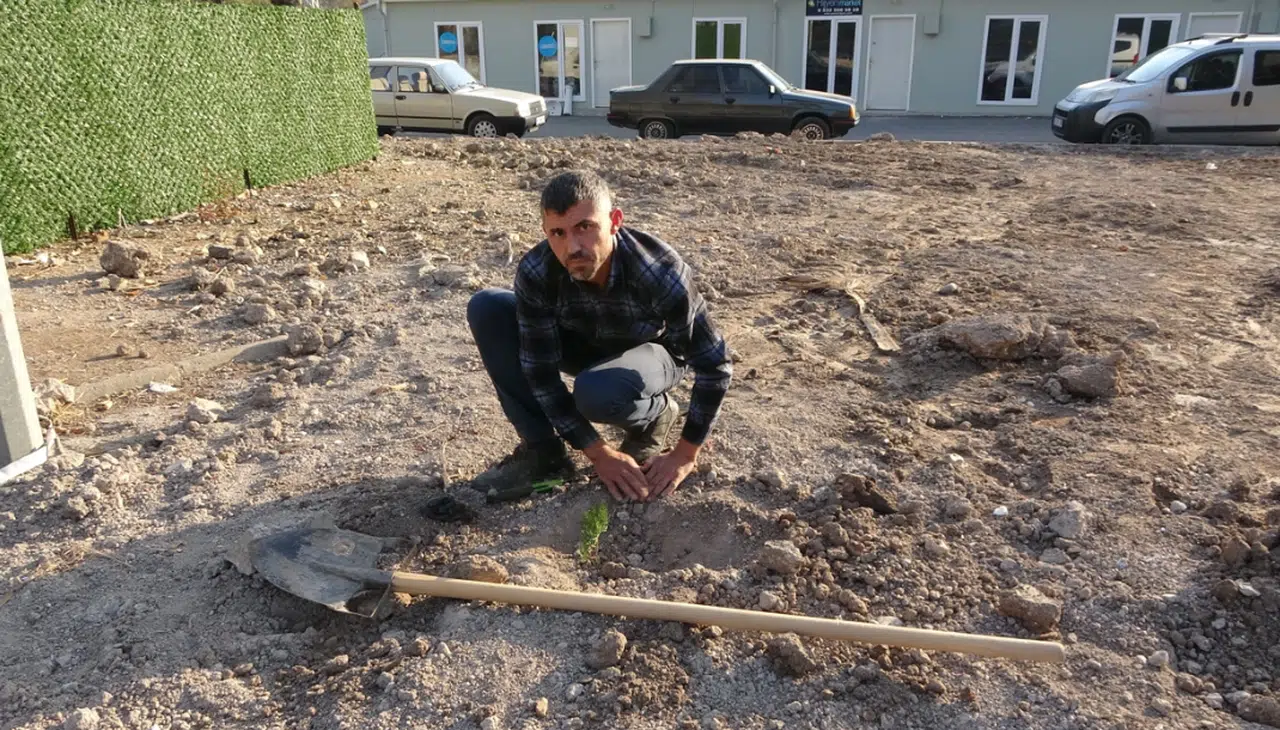 Deprem şehitleri anısına 46 fidan dikti