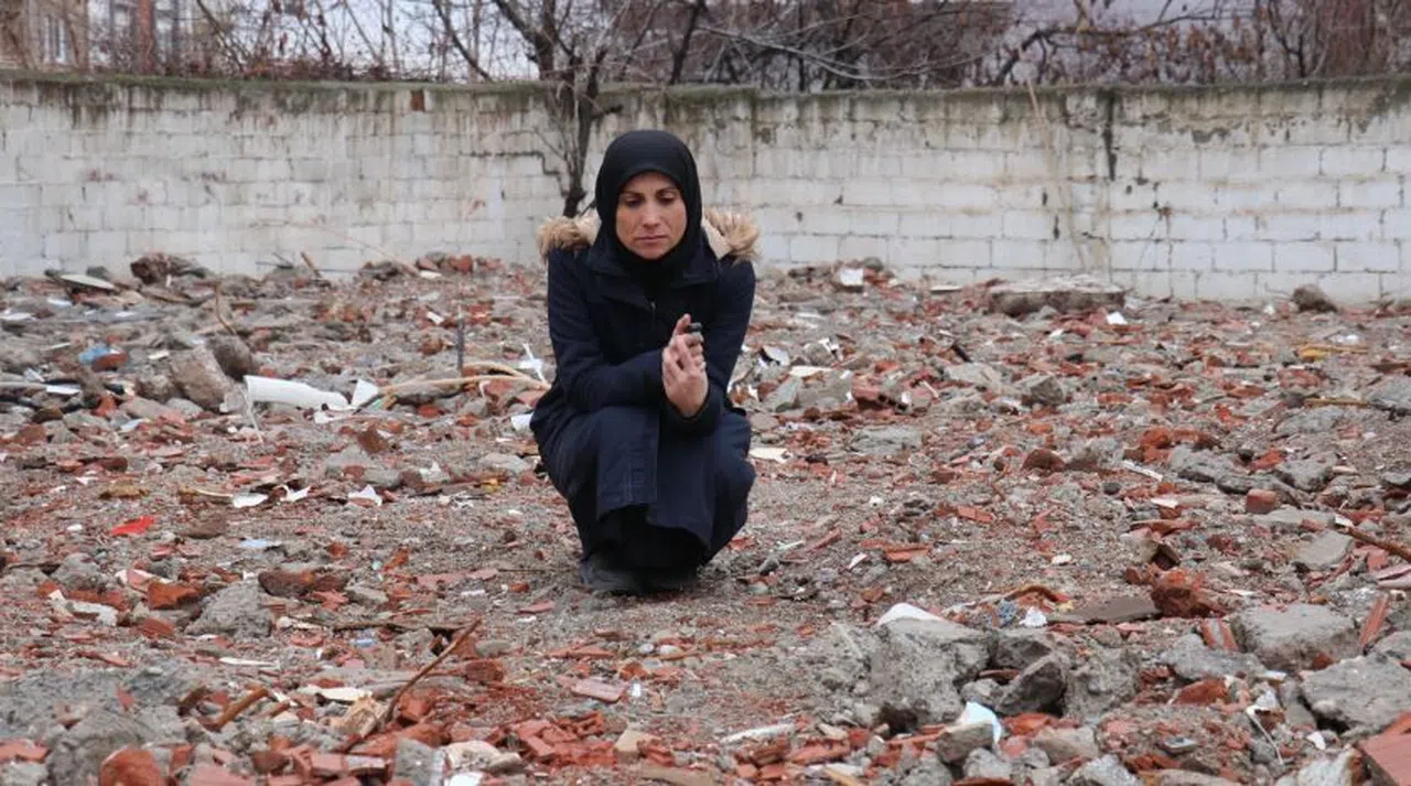 Depremde kendisine siper olan çocuğunu kayben annenin tarifisiz acısı