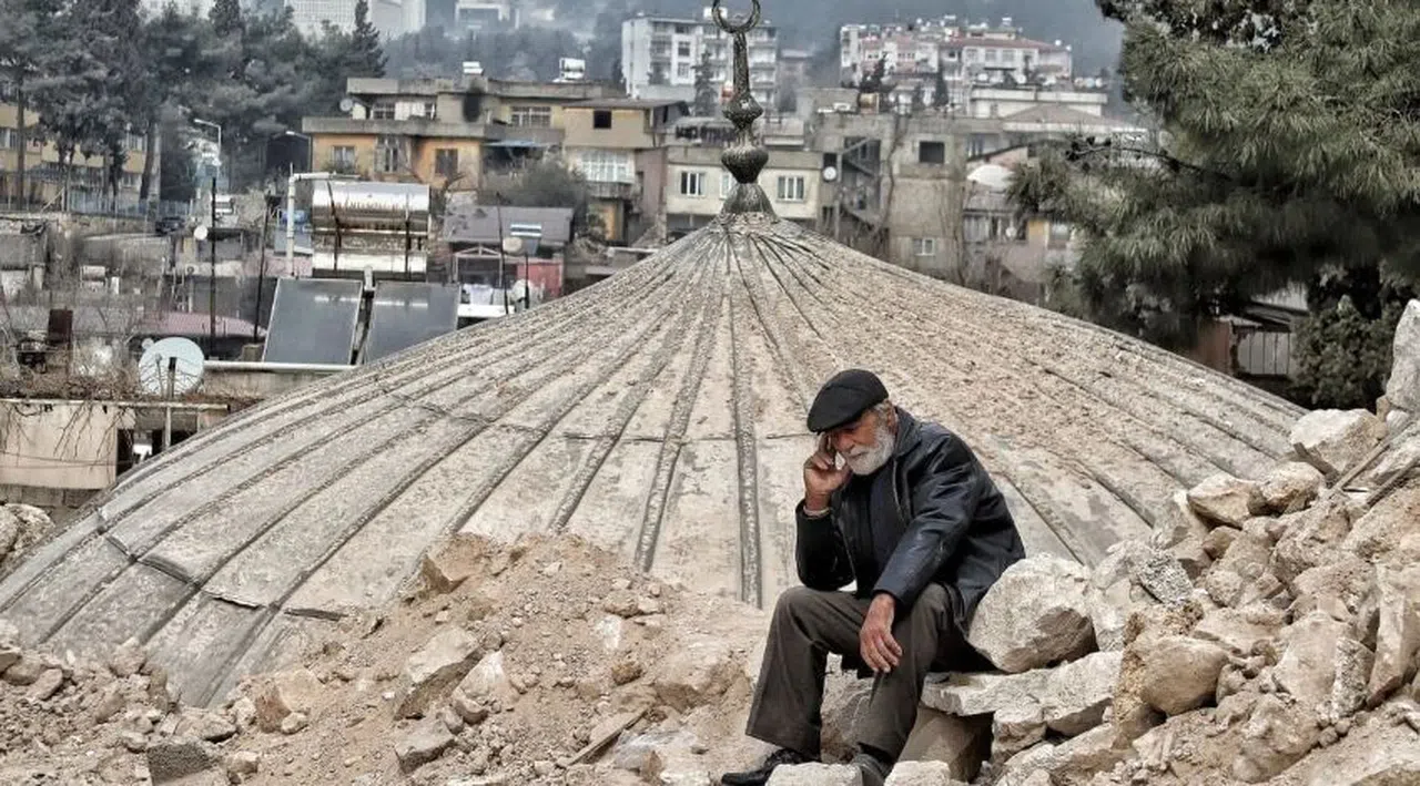 Depremde yıkılan tarihi mekanlar fotoğraflandı