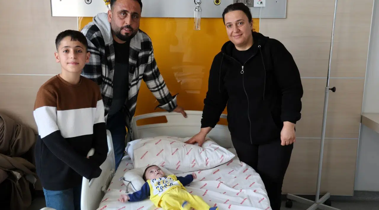 Depremzede aile, Bedir bebeği 8 ay sonra kucaklarına aldı  