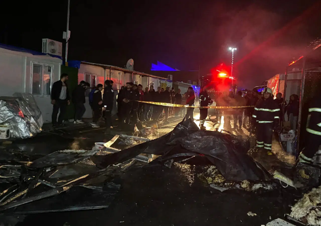 Depremzede ailenin kaldığı konteyner yandı