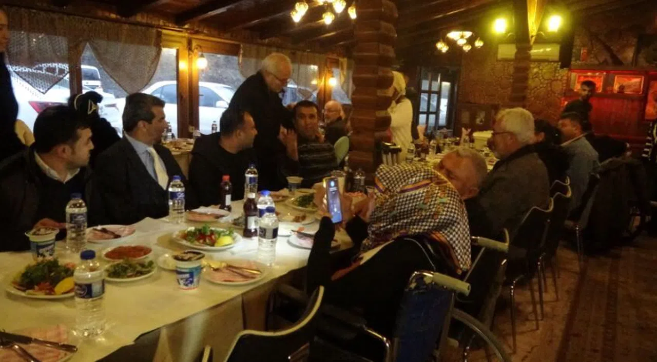 Depremzede çift 14 Şubat Sevgililer Günü'nde gözyaşlarını tutamadı  