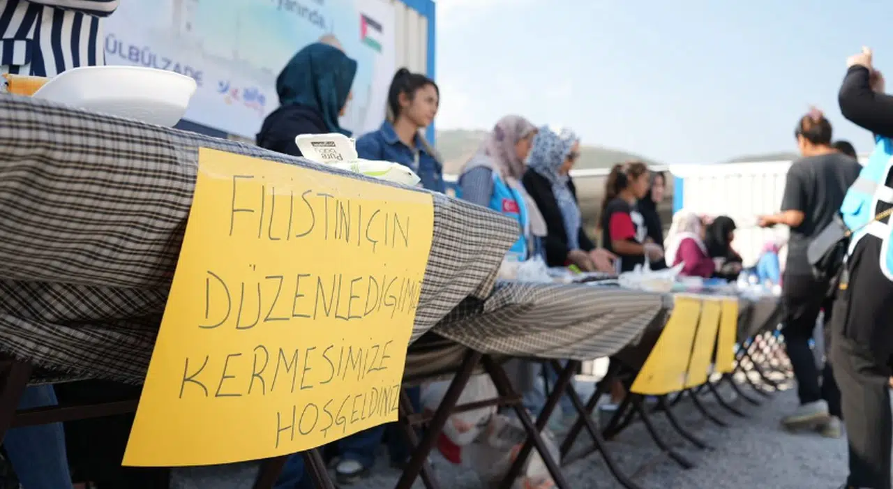 Depremzede kadınlar el işi ürünlerini satarak Filistin'e destek kampanyasına katıldı