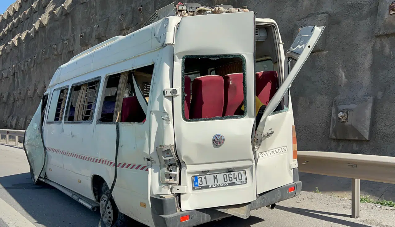Devrilen minibüsteki 12 kişi yaralandı, kaza sonrası can pazarı kameraya yansıdı