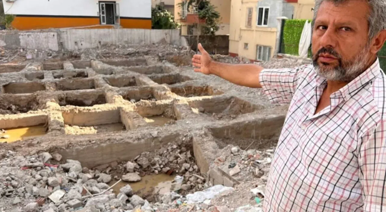 Hasarlı binanın demirlerinin alınıp enkazın bırakıldığı iddiası   