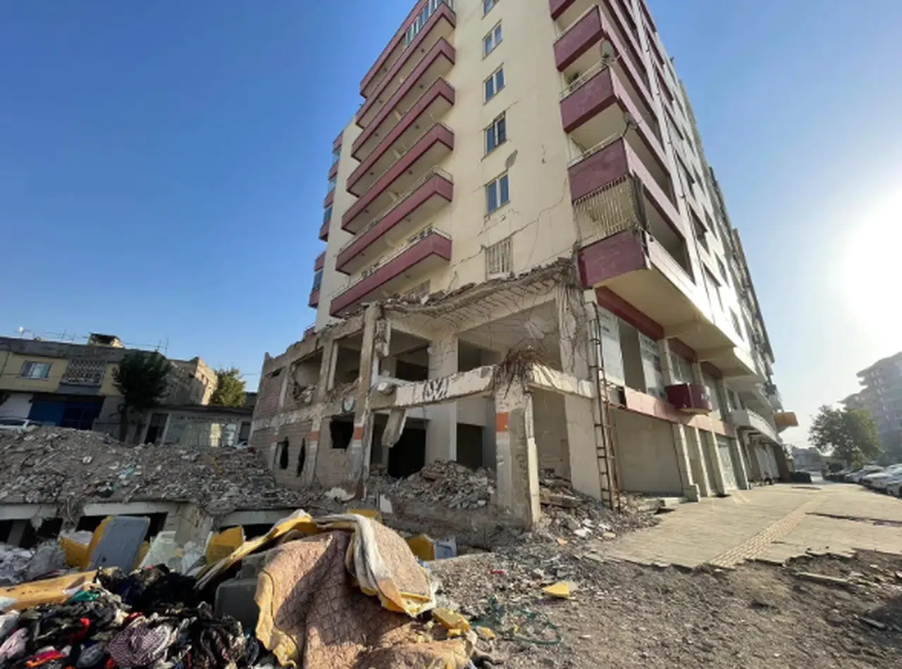 Dikkat! Bu binanın çevresinden geçmeyin