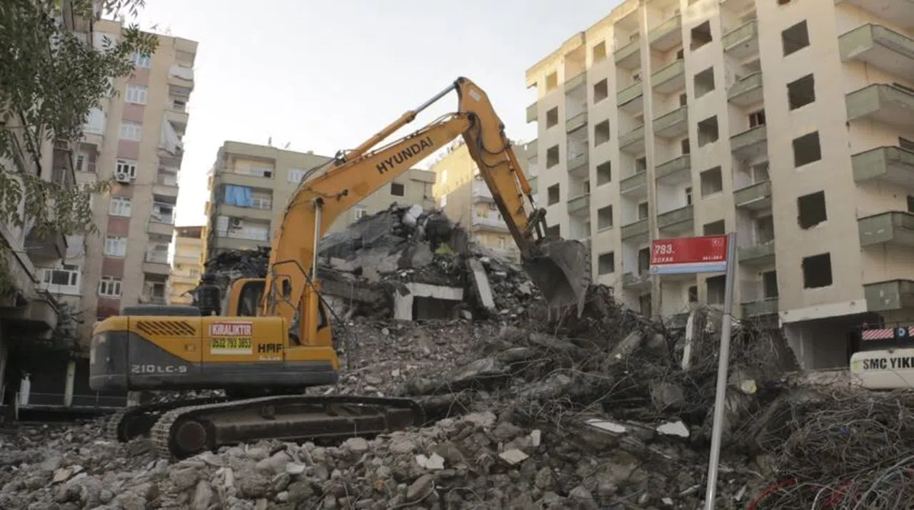 Diyarbakır’da ağır hasarlı binaların çoğu yıkıldı