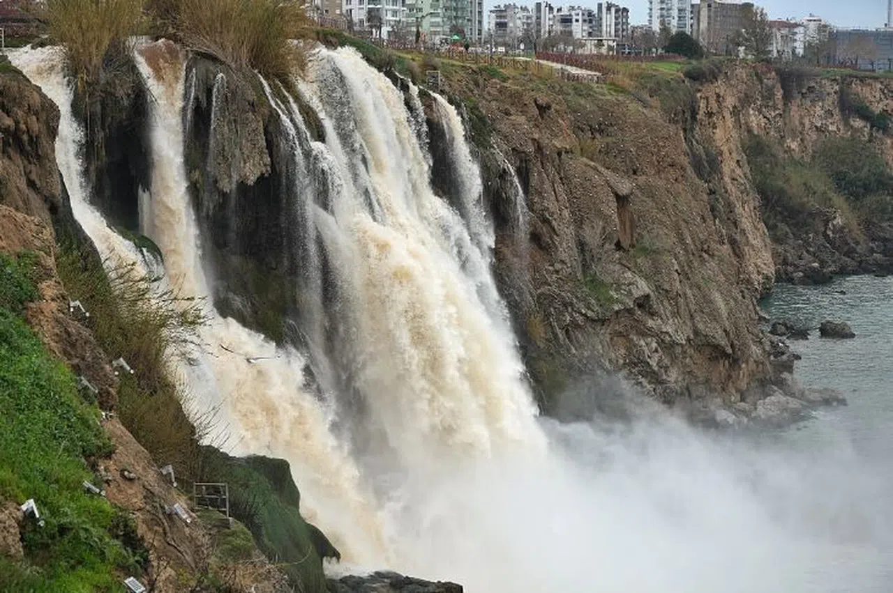 Dünyaca ünlü şelale çamur aktı