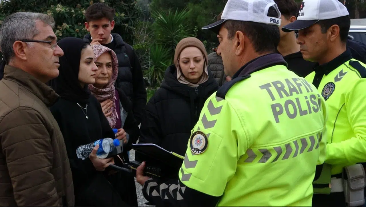 Ehliyetsiz sürücülerin kazası hastanede bitti