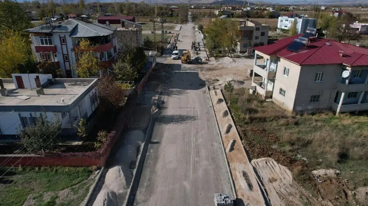 Elbistan’da 50 bin metrekarelik alana parke döşeniyor