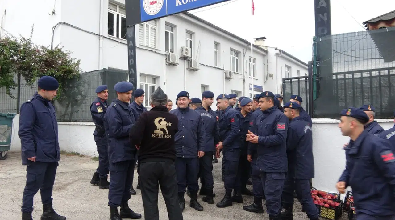 "Elmacı Dede" askerlere elma getirdi