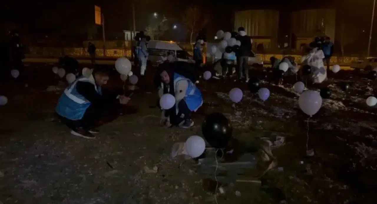Enkazlara balonlar ve karanfiller bırakıldı
