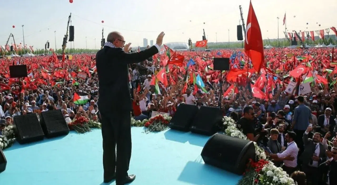 Cumhurbaşkanı Erdoğan, mitinge katılanları selamladı