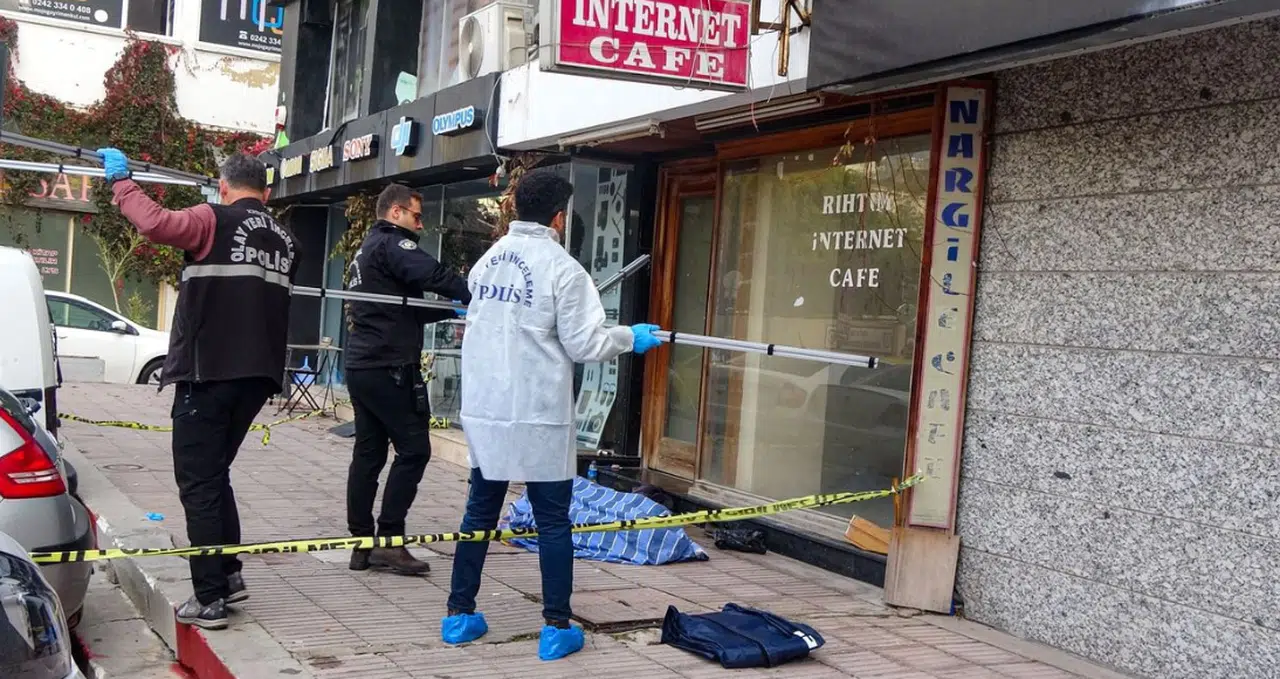 Esnafın uyuduğunu düşünerek üzerini örttüğü evsiz ölü bulundu