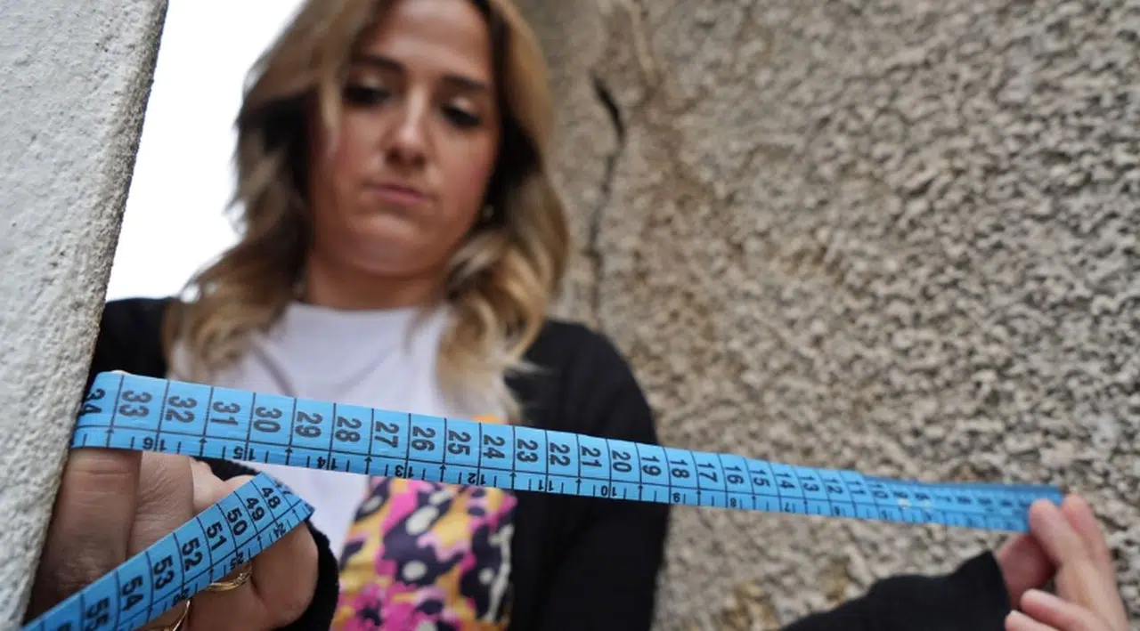 Evlerinden caddeye çıkabilmek için kilo almaya korkuyorlar