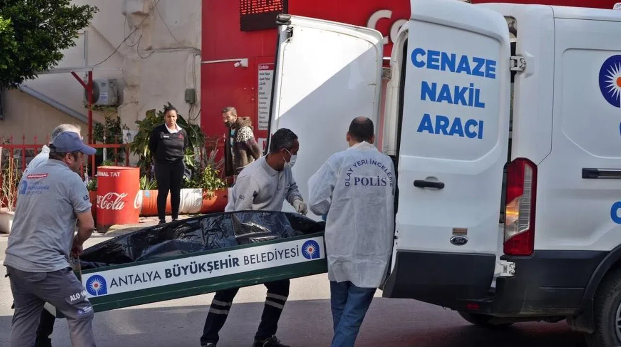 Evsiz adam iş merkezi önündeki kaldırımda ölü bulundu