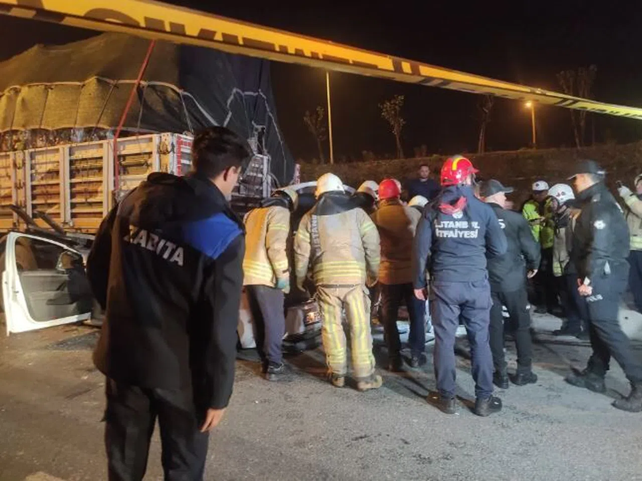 Feci kazada otomobil park halindeki tırın altına girdi: 2 yaralı