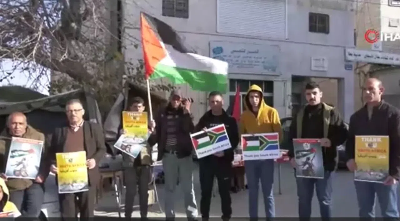 Filistinlilerden Uluslararası Adalet Divanı’nda İsrail’e soykırım davası açan Güney Afrika’ya destek