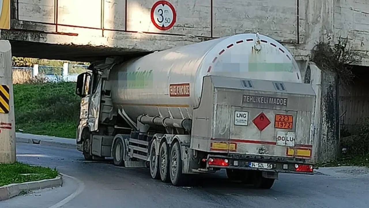 Gaz Yüklü Tanker Sulama Kanalının Altına Sıkıştı