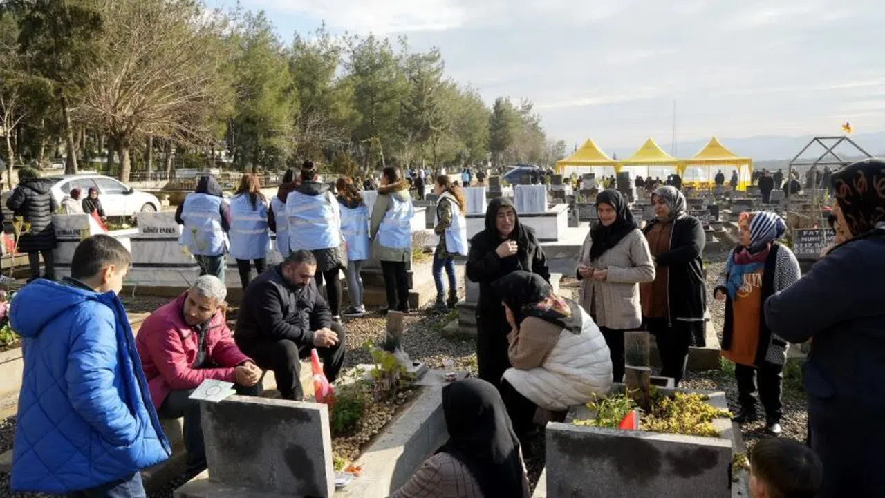Gaziantep'te deprem mezarlığında duygusal anlar