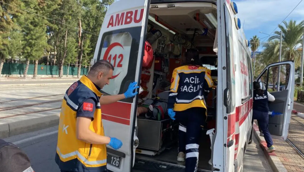 Gezmek için dışarı çıktı, otomobilin çarpmasıyla yaralandı