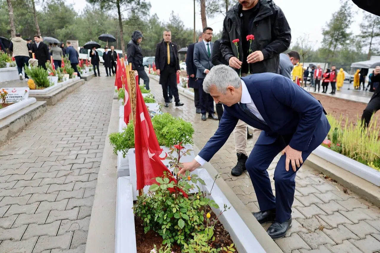 Kapıçam mezarlığında buruk bayram
