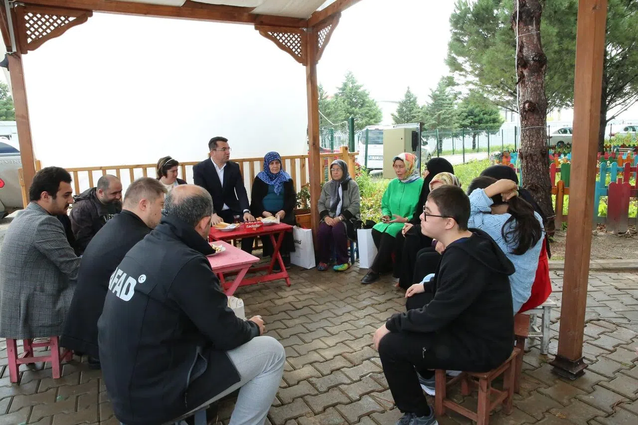 AFAD Başkanı depremzedeleri ziyaret etti