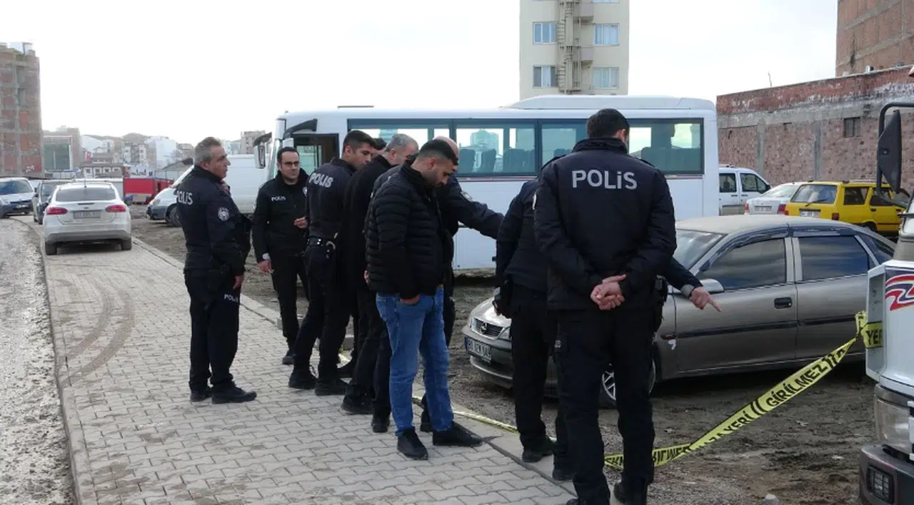 Görüşmeye çağırdığı arkadaşını silahla vurdu  