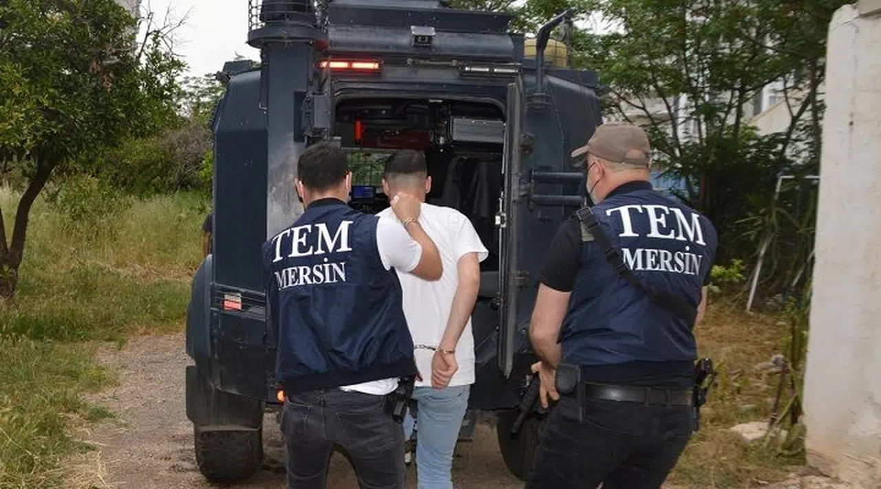 Mersin'de terör amaçlı araç kundaklayan şüpheli suçüstü yakalandı