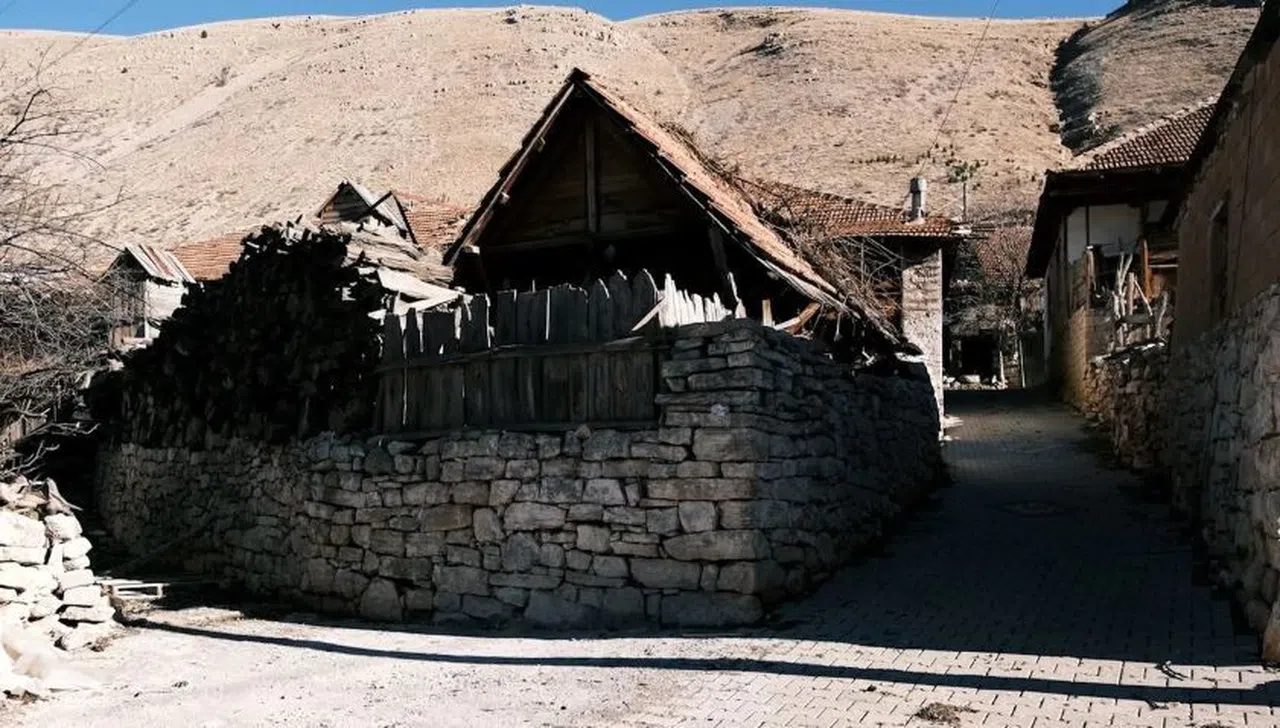 Güneş enerjisi sistemi kuruldu, 7 kilometrelik hatla mahalleye su geldi