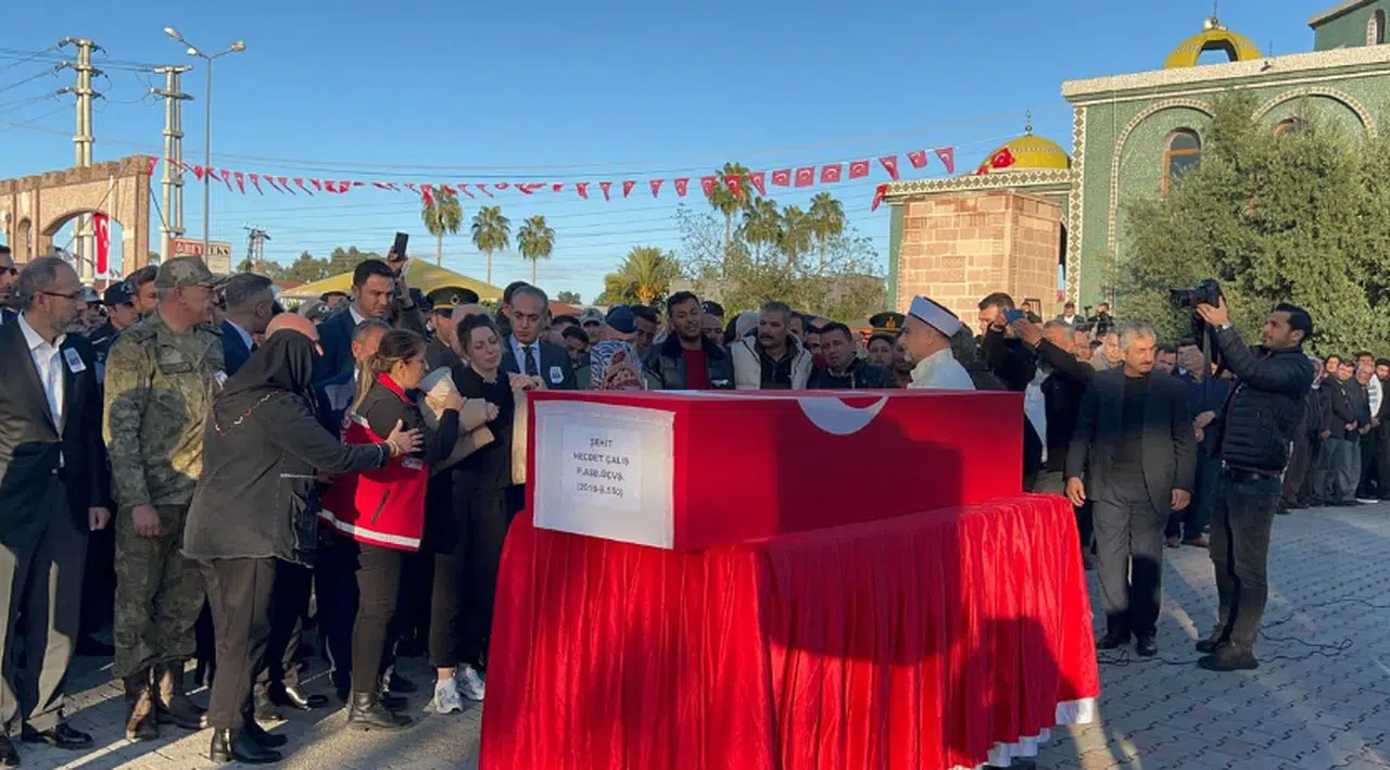Hamile eşten şehide gözü yaşlı son bakış