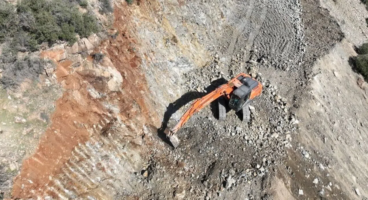 Hatay Büyükşehir Belediyesi İl genelinde yol yapım çalışmalarına devam ediyor  