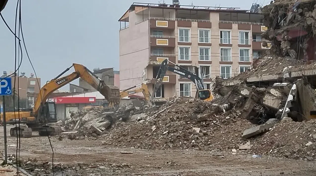 Hatay'da ağır hasarlı binaların yıkımı 19 mahallede sürüyor