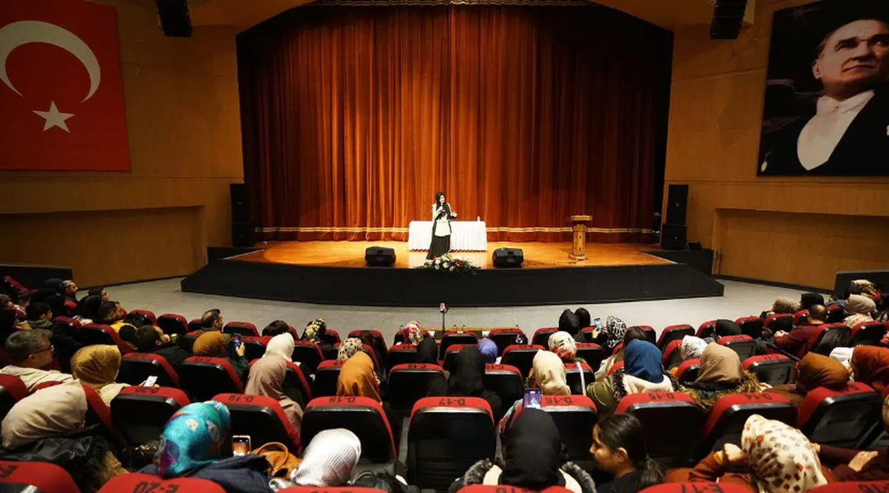 Hatice Kübra Tongar, Aile Olmak ve Aile Kalmayı Anlattı