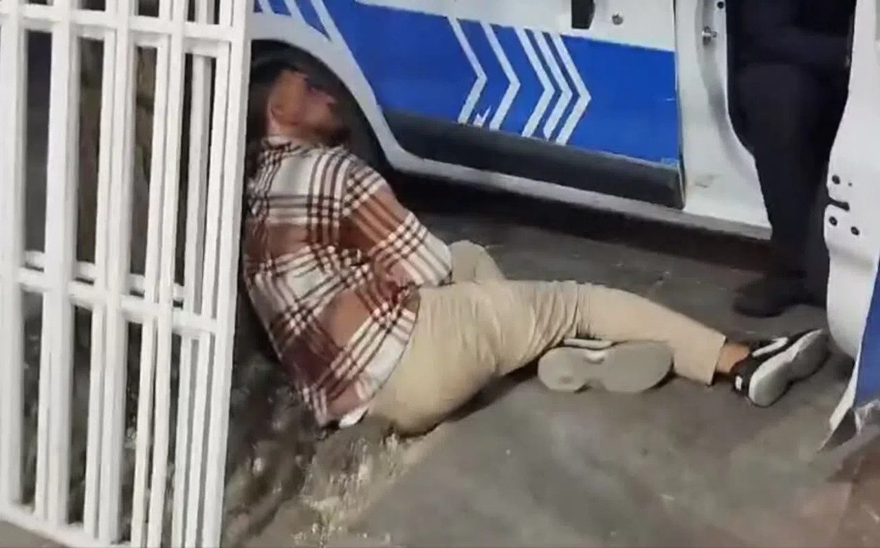 Husumetlisini darp edip sokak ortasına attılar
