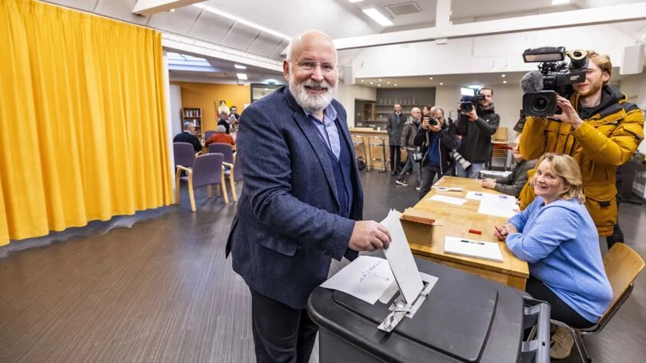 Hollanda’da halk genel seçimler için sandık başında