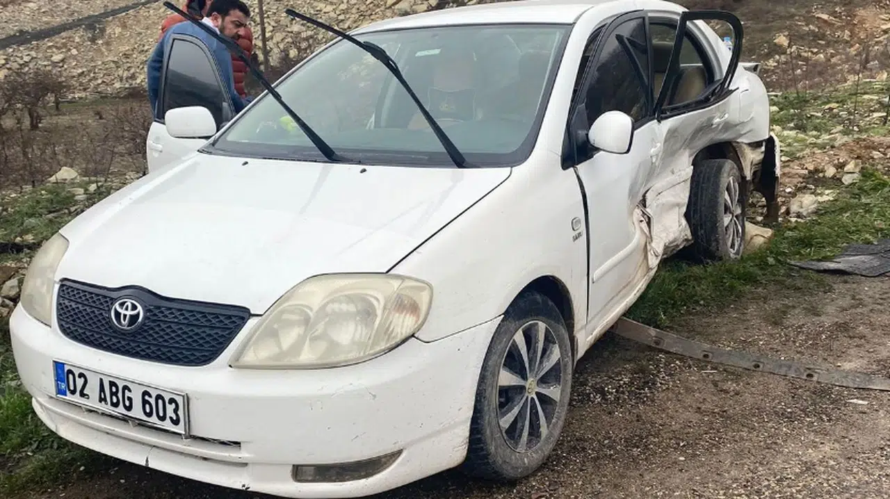 İki otomobil çarpıştı: 6 yaralı