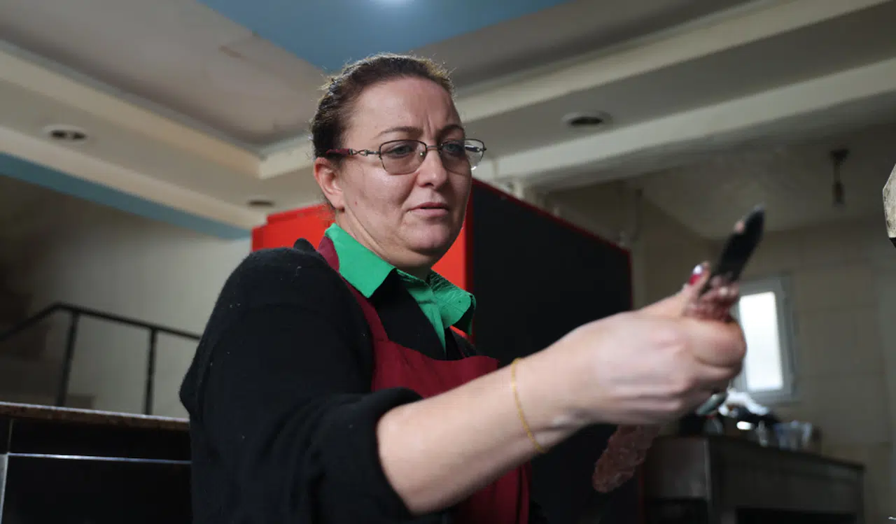 İlçenin tek kadın kebap ustası, görenlerin takdirini topluyor