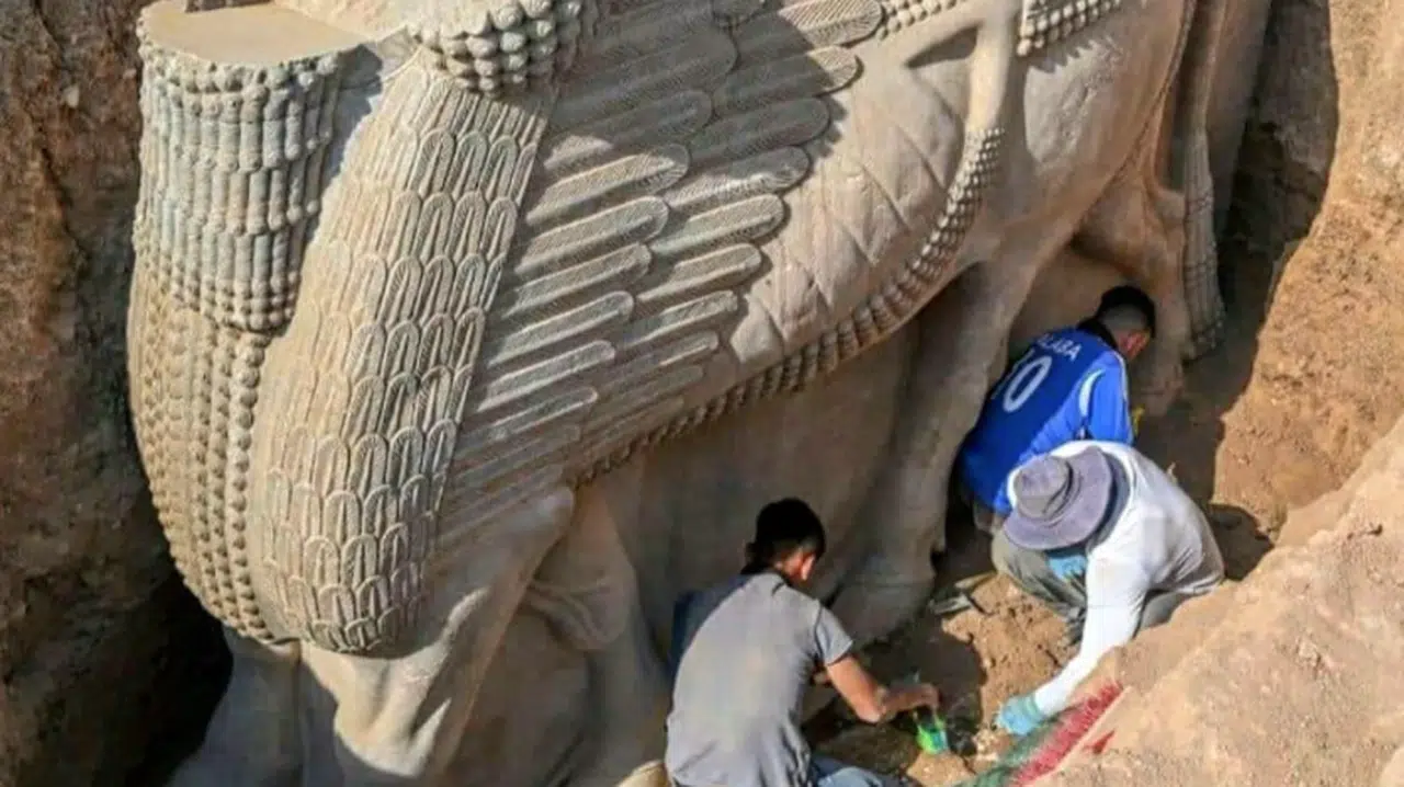 Irak'ta Anıtsal Lamassu Kabartması ortaya çıkarıldı.