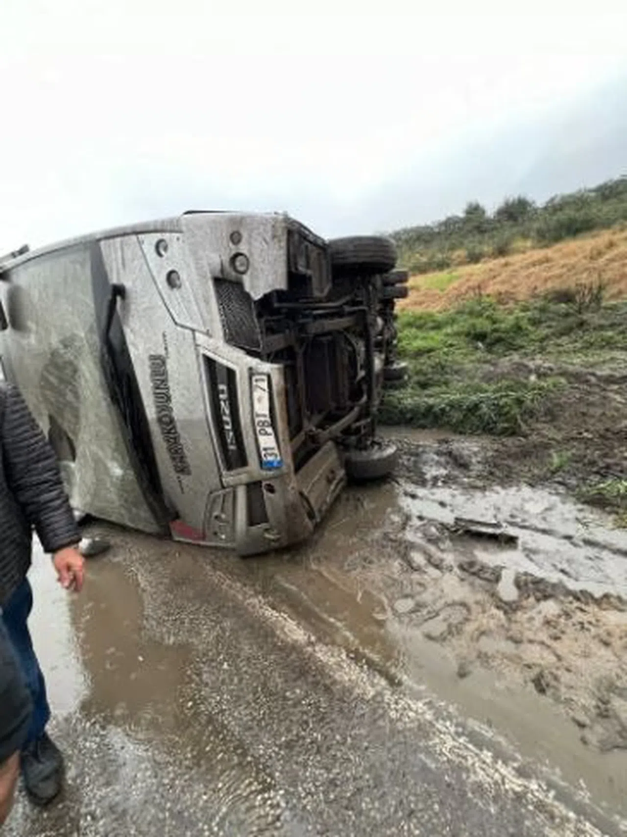 İşçi servisi devrildi: 4 yaralı